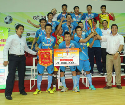 C&aacute;c cầu thủ Sanna Kh&aacute;nh H&ograve;a đoạt chức v&ocirc; địch hạng A giải Futsal Gỗ Trinh Thi&ecirc;n Championship 2013.