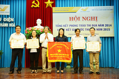 C&aacute;c đơn vị nhận cờ thi đua v&agrave; bằng khen của UBND tỉnh.