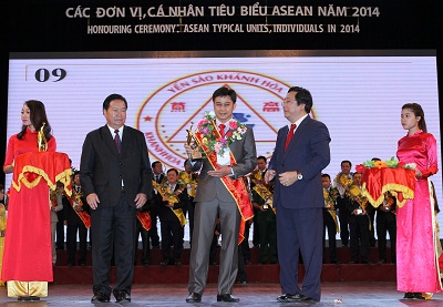 Đại diện l&atilde;nh đạo C&ocirc;ng ty TNHH Nh&agrave; nước một th&agrave;nh vi&ecirc;n Yến s&agrave;o Kh&aacute;nh H&ograve;a nhận giải.