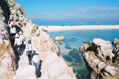 h&aacute;ch du lịch của Sanest Tourist tham quan H&ograve;n Nội.