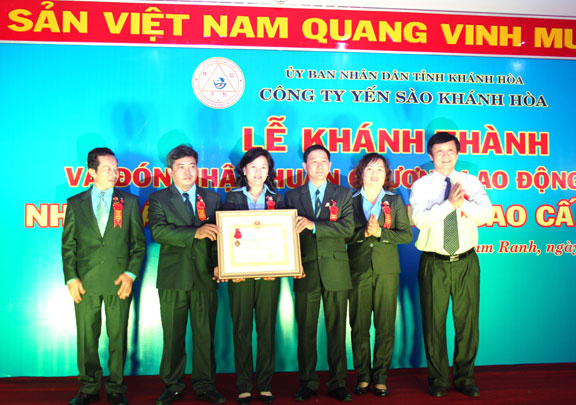 L&atilde;nh đạo Nh&agrave; m&aacute;y Nước giải kh&aacute;t cao cấp Yến s&agrave;o Kh&aacute;nh H&ograve;a đ&oacute;n nhận Hu&acirc;n chương Lao động hạng Ba.