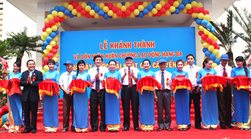 C&aacute;c đại biểu cắt băng kh&aacute;nh th&agrave;nh Nh&agrave; m&aacute;y mới.