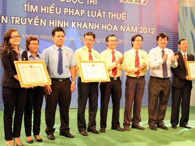 http://baokhanhhoa.com.vn/dataimages/201212/original/images795354_traogiai.jpg