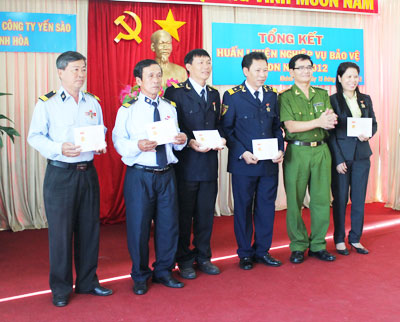 Đại t&aacute; Nguyễn Đức Quỳnh - Ph&oacute; Gi&aacute;m đốc C&ocirc;ng an tỉnh trao Kỷ niệm chương V&igrave; sự nghiệp bảo vệ an ninh Tổ quốc cho c&aacute;c c&aacute; nh&acirc;n của C&ocirc;ng ty.