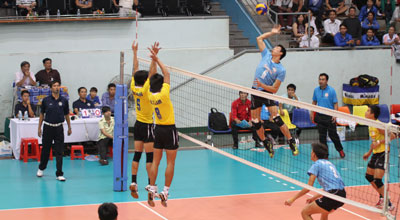 Cầu thủ Sanest Kh&aacute;nh H&ograve;a thi đấu ở m&ugrave;a giải 2012.