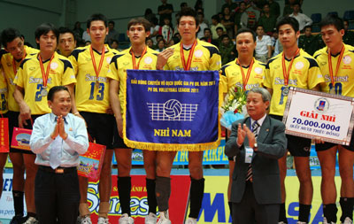Đội b&oacute;ng chuyền Sanest Kh&aacute;nh H&ograve;a vui mừng đ&oacute;n Huy chương Bạc năm 2011.