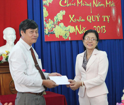 IMG-3115: B&agrave; L&ecirc; Minh Hiền tặng qu&agrave; tại Nh&agrave; An dưỡng.