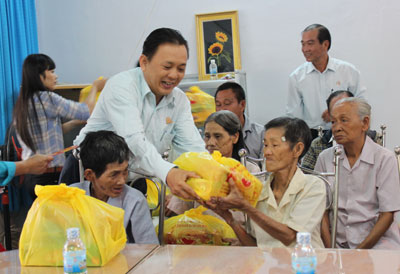&Ocirc;ng L&ecirc; Hữu Ho&agrave;ng - Tổng Gi&aacute;m đốc C&ocirc;ng ty tặng qu&agrave; người gi&agrave; ở Trung t&acirc;m Bảo trợ x&atilde; hội tỉnh.