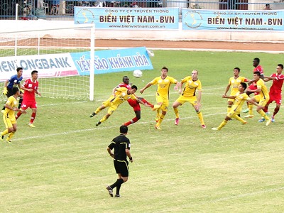 Sanna KH-BVN (&aacute;o v&agrave;ng) t&iacute;ch cực chuẩn bị lực lượng đủ sức chinh chiến ở V-League m&ugrave;a tới