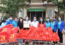 Công ty Cổ phần Nước giải khát Yến sào Khánh Hòa tài trợ 250 Hộp 6 lon Sanvinest cho Quỹ XHTT Tấm lòng vàng