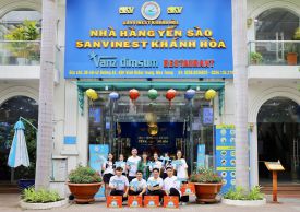 Top 10 thí sinh cuộc thi Tôi yêu biển tham quan showroom trưng bày và giới thiệu sản phẩm Sanvinest Khánh Hòa.