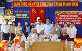 Công ty Yến sào Khánh Hòa tặng quà Tết cho người có công và các đối tượng xã hội