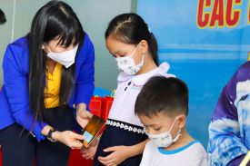 Sanvinest tặng quà cho trẻ mồ côi vì Covid-19