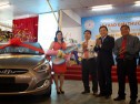 Trao ôtô Hyundai Accent cho khách hàng may mắn trúng thưởng