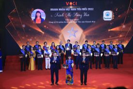 Bà Trịnh Thị Hồng Vân – Chủ tịch Hội đồng quản trị Công ty Cổ phần Nước giải khát Yến sào Khánh Hòa được trao tặng danh hiệu "Doanh nhân Việt Nam tiêu biểu"