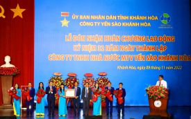 CÔNG TY CỔ PHẦN NƯỚC GIẢI KHÁT YẾN SÀO KHÁNH HÒA VINH DỰ ĐÓN NHẬN HUÂN CHƯƠNG LAO ĐỘNG HẠNG NHẤT