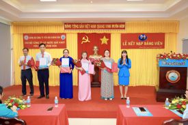 Chi bộ Công ty Cổ phần Nước giải khát Yến sào Khánh Hòa tổ chức lễ kết nạp Đảng viên cho 04 quần chúng ưu tú